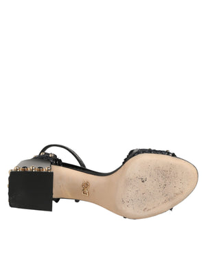Schwarze Sandalen mit Nieten und Knöchelriemen