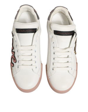 Weiße Leder-Sneaker mit Herz-Motiv