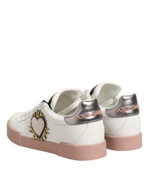 Weiße Leder-Sneaker mit Herz-Motiv