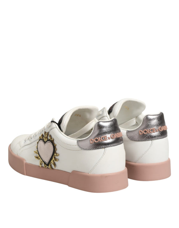 Weiße Leder-Sneaker mit Herz-Motiv