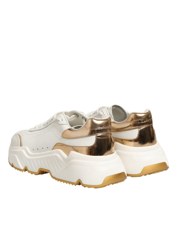 Weiße und goldene Daymaster Sneakers
