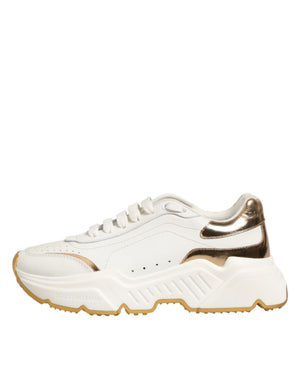Weiße und goldene Daymaster Sneakers