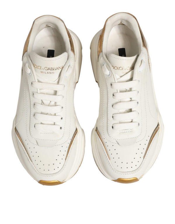 Weiße und goldene Daymaster Sneakers