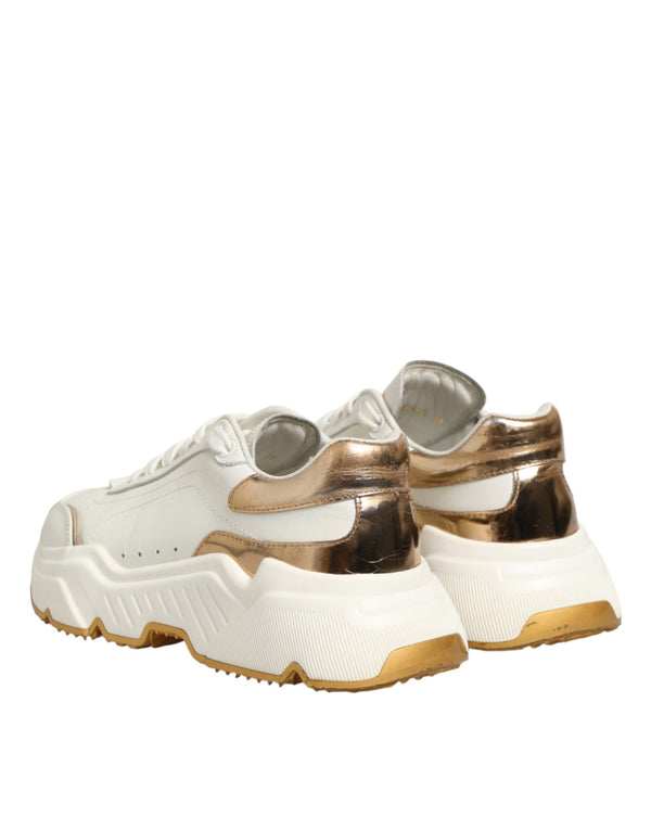 Weiße und goldene Daymaster Sneakers