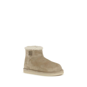 Beigefarbene Leder-Flache Stiefel