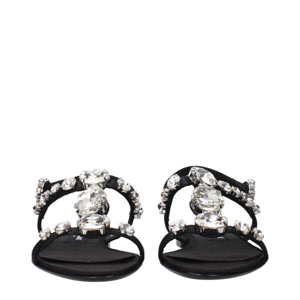 Schwarze Satin-Flachsandalen