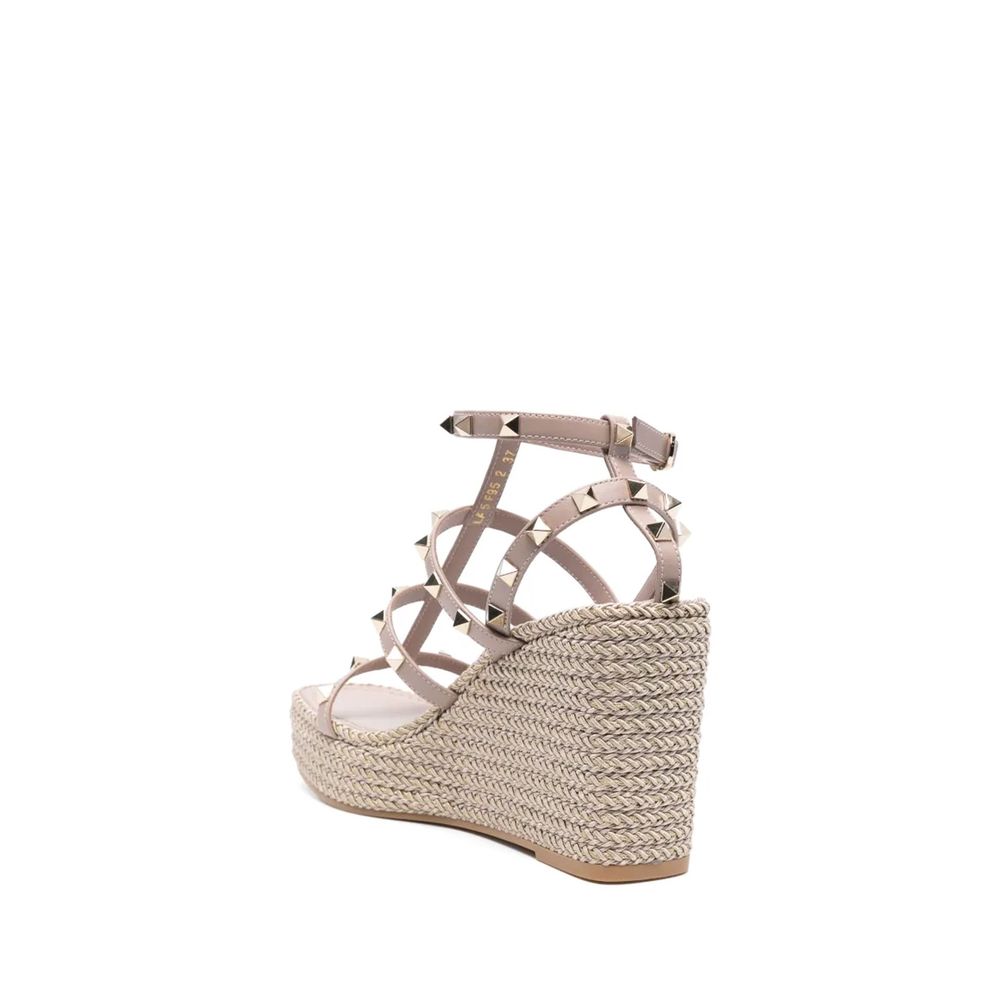 Beige Keilabsatz-Sandalen aus Kalbsleder