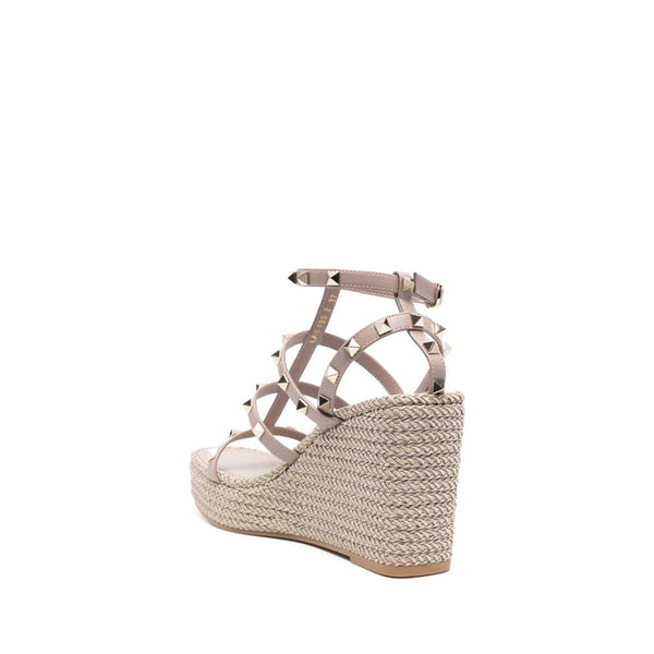 Beige Keilabsatz-Sandalen aus Kalbsleder