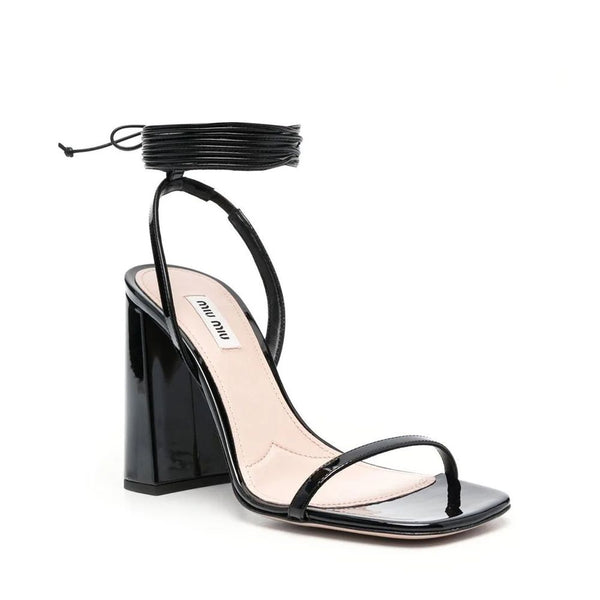 Schwarze Sandalen aus Kalbsleder mit Riemen