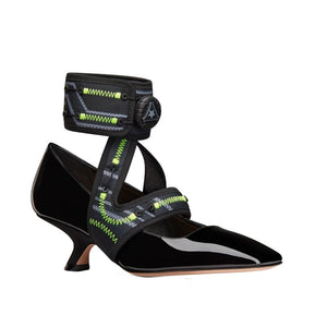 Schwarze Pumps aus Kalbsleder mit Mittelabsatz