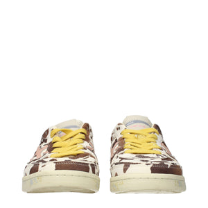 Beigefarbene Sneakers aus Leder