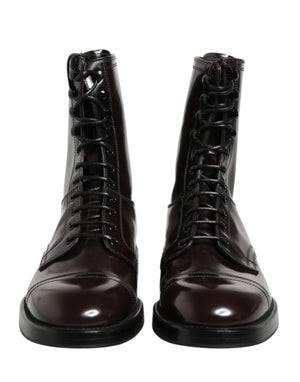 Schwarze Leder-Schnürstiefel bis zur Mitte der Wade