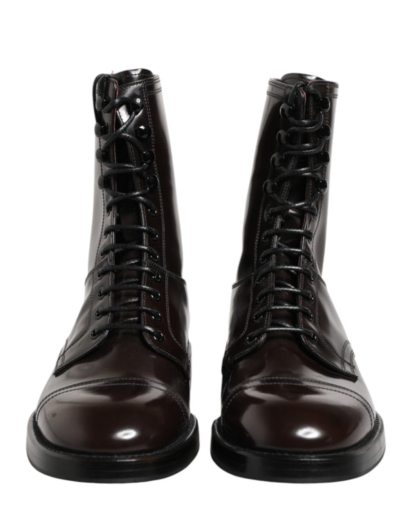 Schwarze Leder-Schnürstiefel bis zur Mitte der Wade