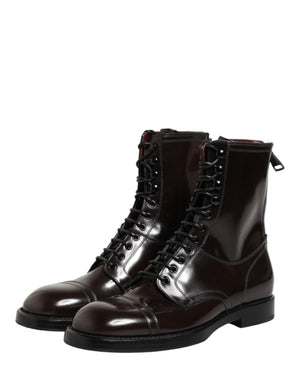 Schwarze Leder-Schnürstiefel bis zur Mitte der Wade