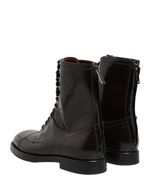 Schwarze Leder-Schnürstiefel bis zur Mitte der Wade