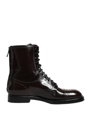 Schwarze Leder-Schnürstiefel bis zur Mitte der Wade