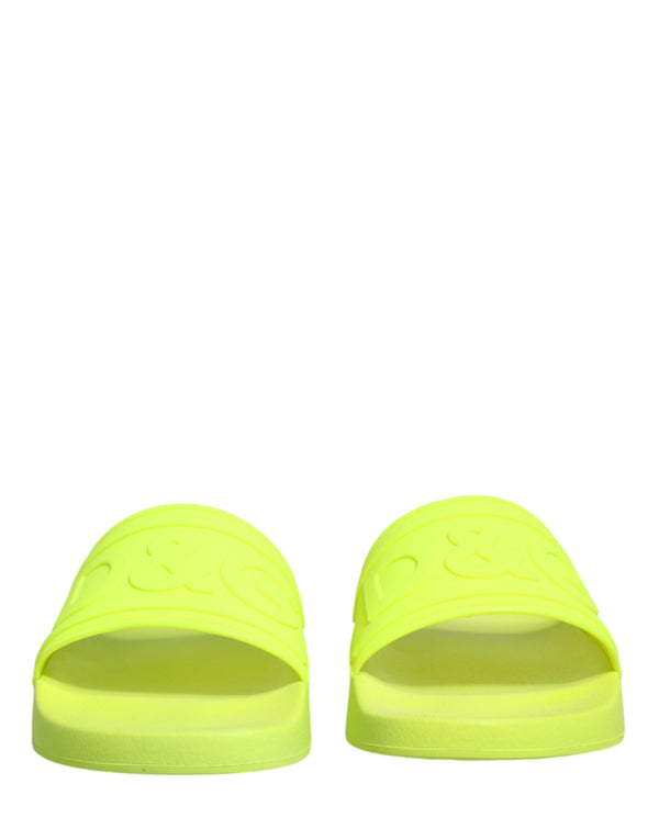 Grüne Gummisandalen für den Strand