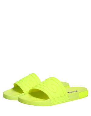 Grüne Gummisandalen für den Strand
