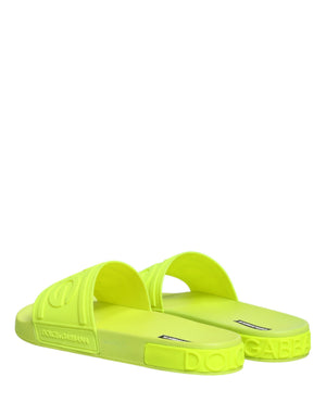 Grüne Gummisandalen für den Strand