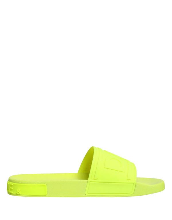Grüne Gummisandalen für den Strand