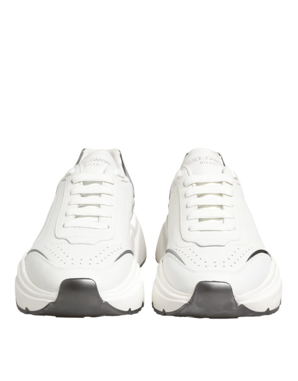 Weiße und silberne Daymaster Sneakers mit niedrigem Schaft