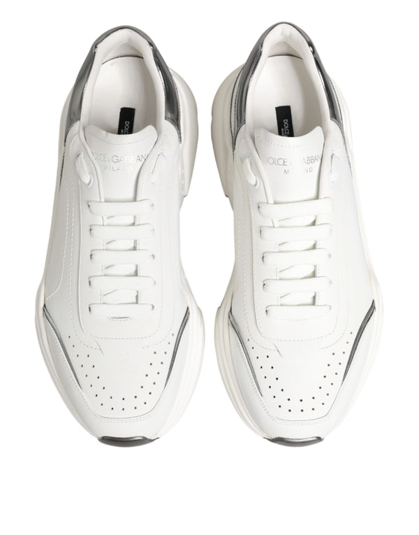 Weiße und silberne Daymaster Sneakers mit niedrigem Schaft