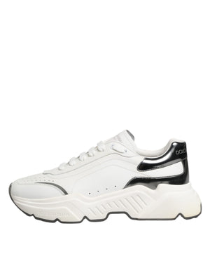 Weiße und silberne Daymaster Sneakers mit niedrigem Schaft