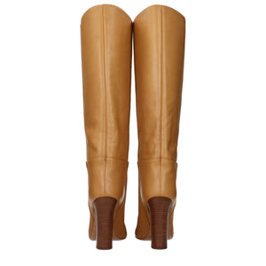 Braune Lederstiefel mit hohem Absatz