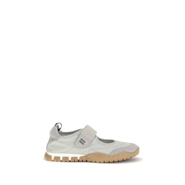 Grau-Ballerinas aus recyceltem Polyamid