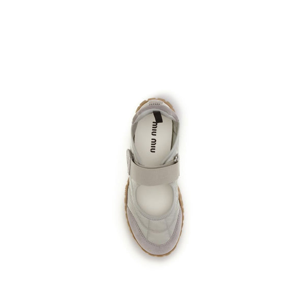 Grau-Ballerinas aus recyceltem Polyamid